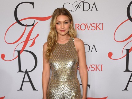 Momen Manis Gigi Hadid Main Bola Bareng Anak di Pengungsian