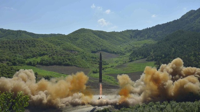 Militer Korea Selatan melaporkan bahwa Korea Utara kembali menguji coba proyektil yang belum diketahui jenisnya pada Kamis (9/5).