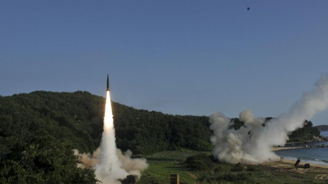 Korea Selatan melaporkan Korea Utara meluncurkan dua rudal pada Kamis (25/7). Satu dari dua rudal Korut tersebut tipe jenis baru dan terbang hingga 690 km.