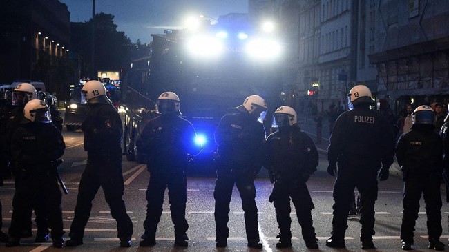 Polisi Jerman sampai harus menembakkan meriam air dan semprotan merica karena mereka dilempari botol dan benda-benda lain oleh demonstran.
