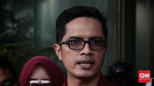 Bekas Kapolres Kebumen AKBP Alpen akan diperiksa KPK terkait kasus dugaan suap pengadaan barang dan jasa dalam APBD Kebumen.