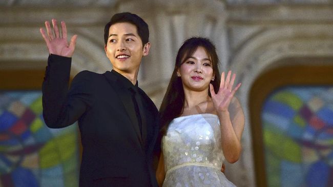 Netizen sudah memanjatkan doa untuk kebahagiaan Song Joong Ki dan Song Hye Kyo yang menggelar pernikahan hari ini, Selasa (31/10).
