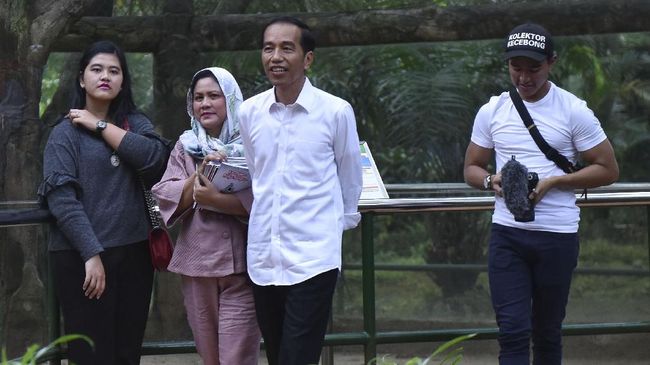 Sebuah akun Instagram merekam sesi pemotretan putri Presiden Joko Widodo, Kahiyang Ayu dan calon suaminya, Bobby Nasution. Busana yang dipakai sederhana.