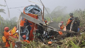 Membawa Pulang Bangkai Helikopter dari Tebing Temanggung