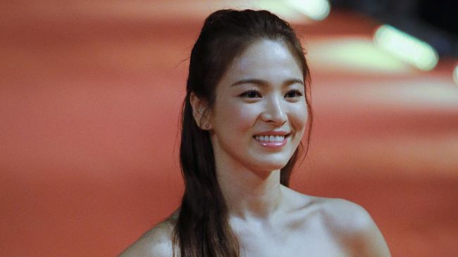 Enam Rahasia Cantik Song Hye Kyo, Pasangan Song Joong Ki Song Hye Kyo berhasil membuat patah hati para penggemar Song Joong Ki ketika kabar pernikahan mereka tersiar. Apa rahasia cantiknya?