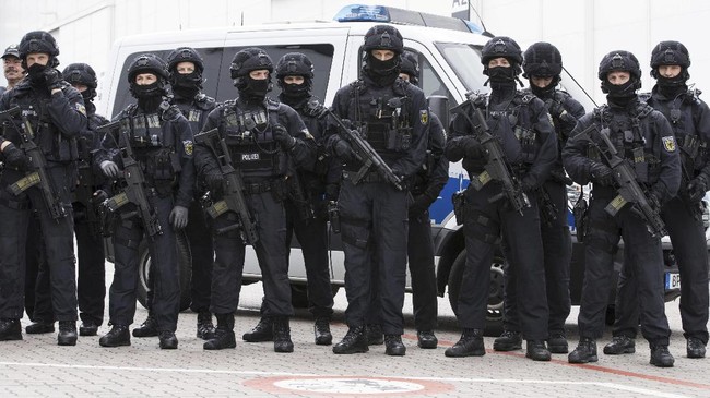 Demo 'Welcome to Hell' di sekitar area perhelatan KTT G20 di Hamburg, Jerman berakhir ricuh dan melukai sebanyak 76 polisi pada Kamis (6/7) malam.