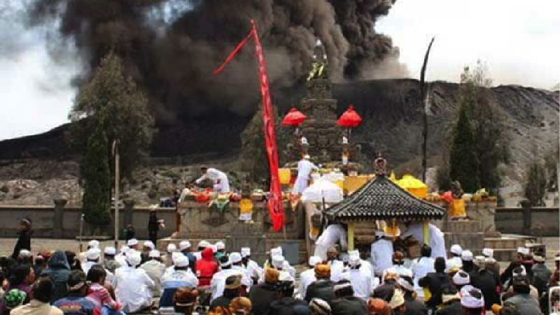 Masyarakat Tengger Bromo selalu melaksanakan upacara adat Yadnya Kasada setiap tahunnya.