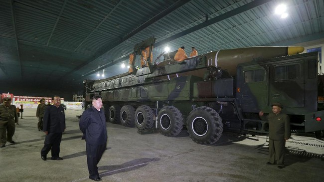 Melalui foto yang dipublikasi oleh kantor berita pemerintah, Korut memberi sinyal bahwa pemerintahan Kim Jong-un sedang membuat rudal yang lebih kuat.