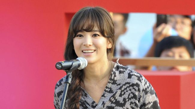 Song Hye Kyo dikenal memiliki gaya berbusana yang seksi namun tidak vulgar. Intip gayanya yang disukai pria dan kerap disontek wanita.