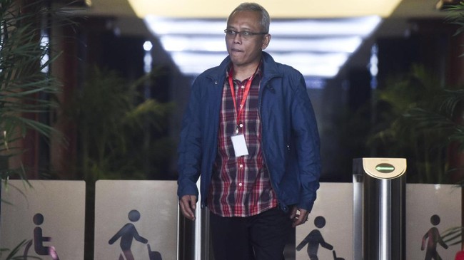 Saat pembahasan dan pelaksanaan proyek e-KTP bergulir, sedikitnya tiga kali pergantian Ketua Komisi II DPR. Pergantian ketua jadi kewenangan Golkar saat itu.