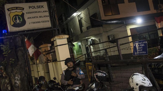 Pelaku telah berbaiat pada ISIS dan mendapat pemahaman radikal melalui grup Telegram. Surat ancaman terinspirasi dari Aman Abdurrahman.