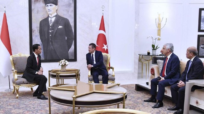 Presiden Jokowi mengunjungi masjid Kotacepe, bertemu Presiden Turki Erdogan, dan 25 CEO Turki, sebelum sorenya bertolak ke Hamburg Jerman untuk KTTG20.