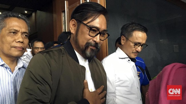 Terdakwa kasus korupsi proyek Hambalang, Andi Zulkarnaen Mallarangeng alias Choel menyebut, ada pelaku utama dalam korupsi Hambalang masih berkeliaran.
