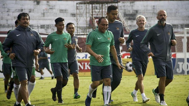 Ketua Umum PSSI, Edy Rahmayadi, berharap suporter Indonesia mendukung penuh laga Timnas Indonesia U-19 melawan Espanyol di Bandung, Jumat (14/7).