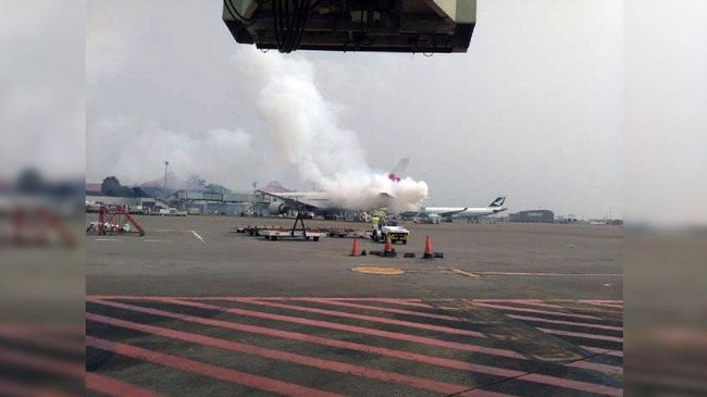 Pesawat China Airlines penerbangan Jakarta-Taipei membatalkan take off di landasan bandara Soekarno Hatta karena mengeluarkan asap