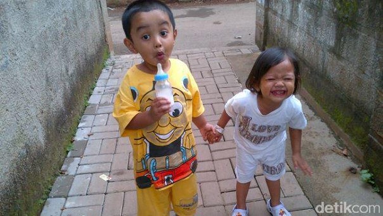 Anak-anak juga bisa 'patah hati' saat harus berpisah dengan sahabatnya. Hiks.