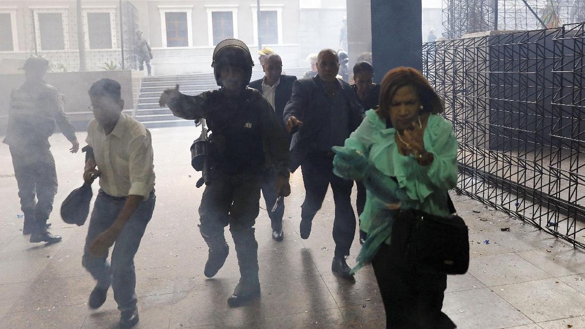 Potret Kekacauan Saat Parlemen Venezuela Diserang Massa