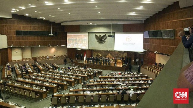 Pertumbuhan ekonomi disepakati naik dari 5,1 persen dalam APBN 2017 menjadi 5,2 persen, sedangkan inflasi disepakati naik dari 4 persen menjadi 4,3 persen.