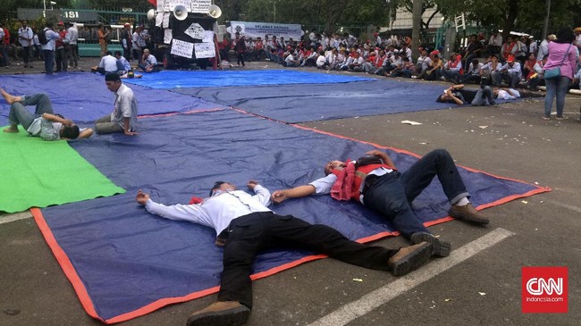 Warga Ciamis, Heriyanto yang mengalami cacat permanen akibat kecelakaan kerja mengaku akan terus mogok makan sampai Menaker Ida Fauziyah mengabulkan tuntutan.