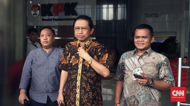 Nama Marzuki Alie sempat beberapa kali disebut dalam perkara korupsi e-KTP. Ia disebut turut menerima dana namun sudah dibantahnya.