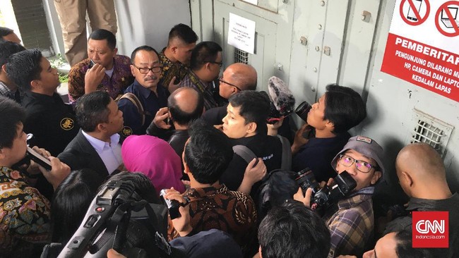 Mantan Ketua KPK Busyro Muqoddas menilai kunjungan Panitia Khusus Angket KPK ke Lapas Sukamiskin, Bandung, Jawa Barat, patut dipertanyakan.