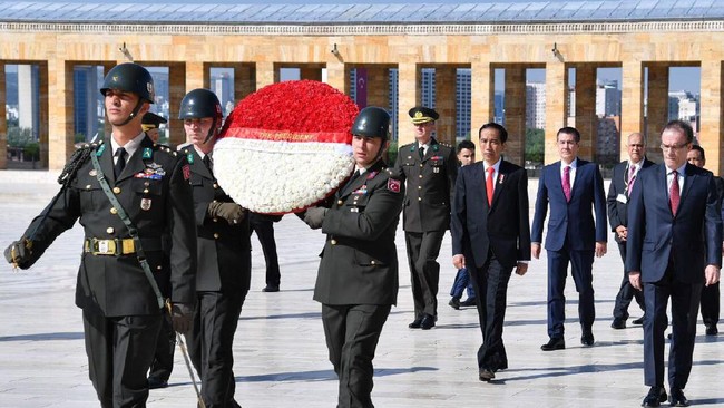 Presiden Jokowi mengawali kegiatannya di Ankara, Turki, dengan meletakkan karangan bunga di Mausoleum makam Mustafa Kemal Attaturk, pendiri negara tersebut.