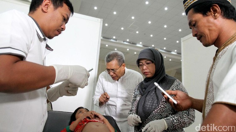 Si kecil bilang dirinya mau sunat. Beneran memang sudah siap disunat atau ikut-ikutan temannya saja ya?