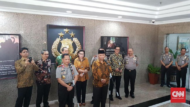 Pimpinan Polri dan pimpinan KPK menunjukkan 'kemesraan' antardua lembaga usai agenda silaturahmi di Mabes Polri, Kamis (6/7).