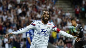 Alexandre Lacazette Si Pengganti Robin van Persie