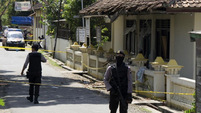Polres Cilacap melibatkan Densus 88 dalam penyelidikan kasus peledakan tabung gas di depan Kantor Urusan Agama (KUA) Kecamatan Sidareja, Jawa Tengah.