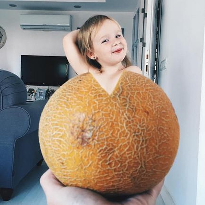 Imutnya Stefani pakai 'gaun' dari melon yang sedikit dipotong di bagian atas. (Foto: Instagram/@seasunstefani)