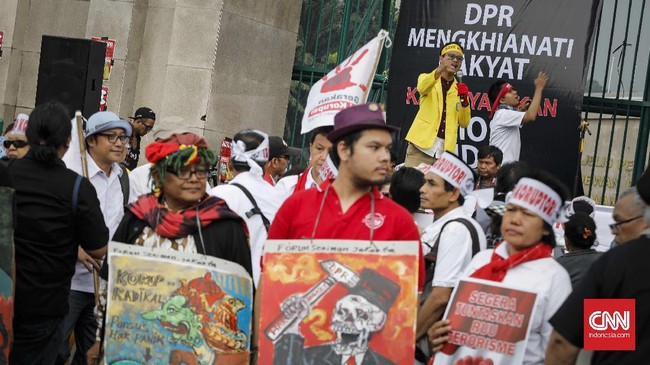 Ikatan Alumni Universitas Indonesia menilai DPR sebaiknya fokus menyelesaikan rancangan UU yang mangkrak, daripada pembentukan Panitia Khusus Angket KPK.