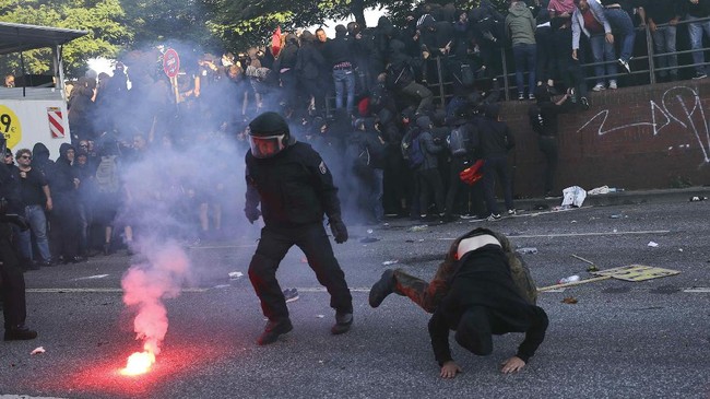 Ratusan polisi terluka dalam bentrokan dengan demonstran usai KTT G20 selesai dilaksanakan. Demonstran menyerang petugas menggunakan bom molotov.