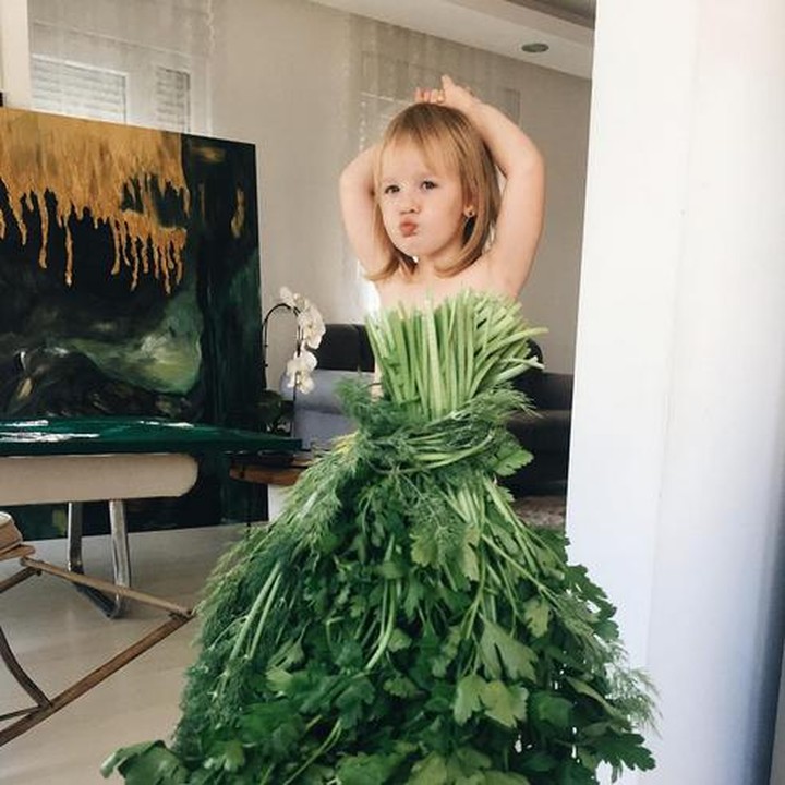 Seikat seledri pun bisa jadi 'gaun' yang indah buat Stefani. (Foto: Instagram/@seasunstefani)