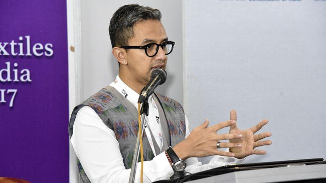 Desainer mode, Didiet Maulana jadi pembicara di India. Ia melihat ada langkah serius India untuk memajukan industri melalui Kementerian Tekstil.