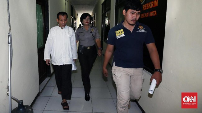 Masa penahanan Muhamad Hidayat Simanjutak akan diperpanjang selama 40 hari ke depan, karena polisi belum menyelesaikan berkas perkara warga Bekasi itu.