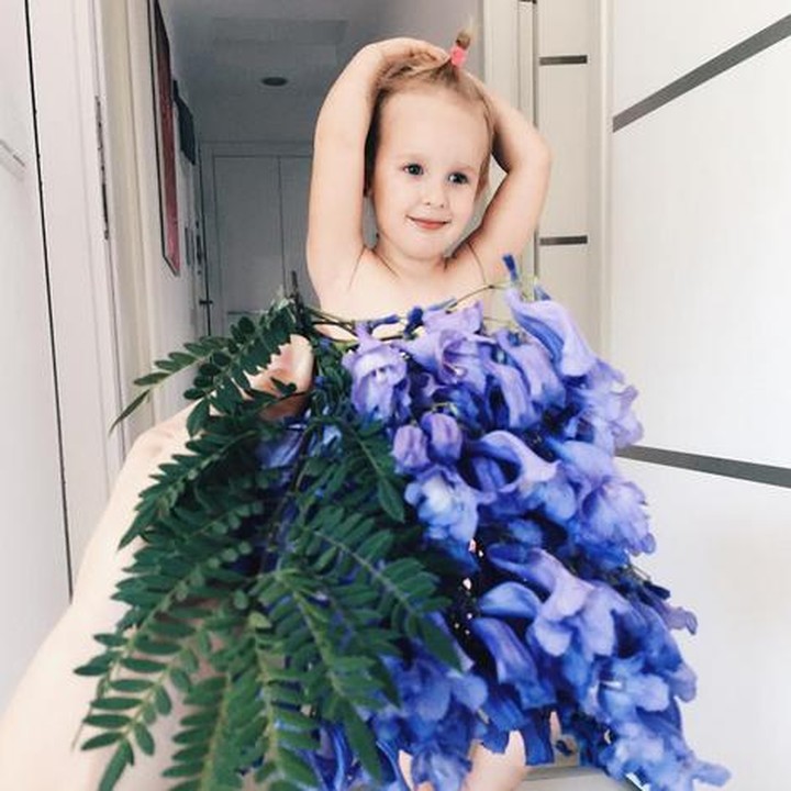 Stefani terbalut 'gaun' daun-daunan dan bunga nih. (Foto: Instagram/@seasunstefani)