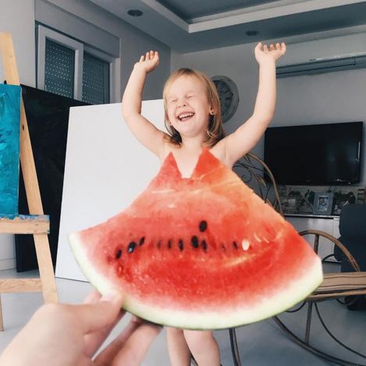 Segarnya! Stefani yang kini berumur 3 tahun pakai 'gaun' dari sepotong semangka. (Foto: Instagram/@seasunstefani)