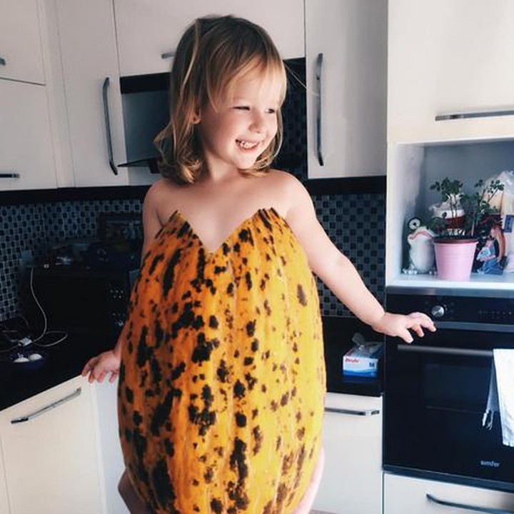 'Gaun' dari buah ini lucu juga ya! (Foto: Instagram/@seasunstefani)