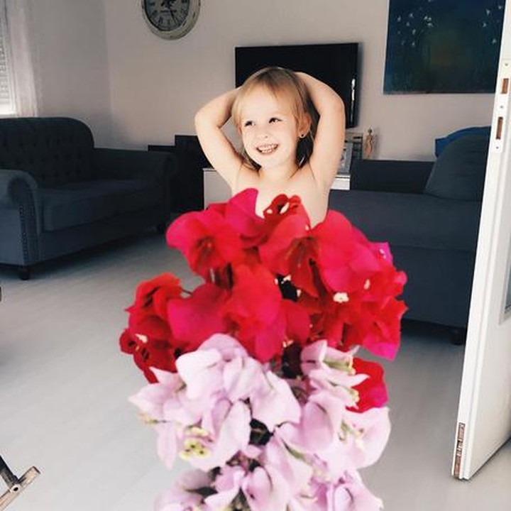 <div>Kombinasi 'gaun' dari bunga dua warna ini bikin penampilan Stefani makin cute. (Foto: Instagram/@seasunstefani)</div><div> </div>
