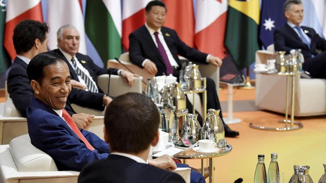 Dalam sambutannya, Jokowi bicara soal pentingnya persatuan negara-negara di dunia dalam memerangi terorisme melalui keseimbangan hard power dan soft power.