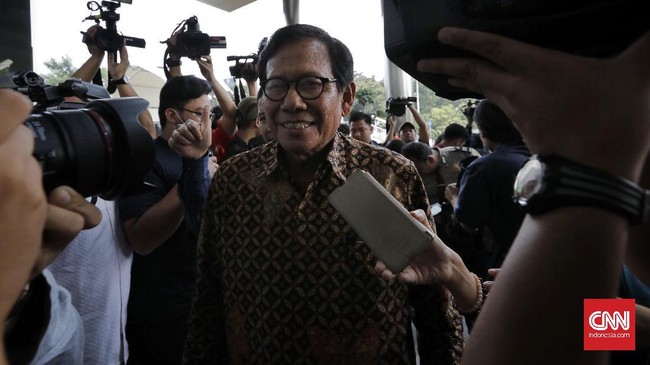 Jafar Hafsah, mantan Ketua Fraksi Demokrat mengaku mendapat uang hampir Rp1 miliar dari M Nazaruddin, namun tidak mengetahui uang itu terkait e-KTP.
