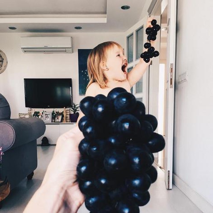 Pakai 'gaun' anggur, Stefani kok makan anggur? (Foto: Instagram/@seasunstefani)