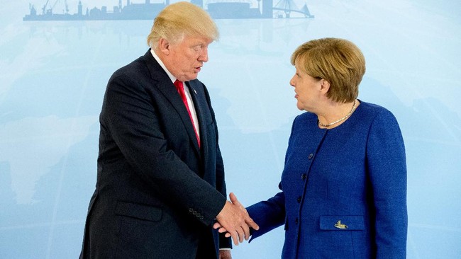 Presiden Trump dan Kanselir Merkel akhirnya berjabat tangan, jelang KTT G-20. Saat bertemu di Amerika, Maret lalu, konglomerat itu enggan bersalaman dengannya.