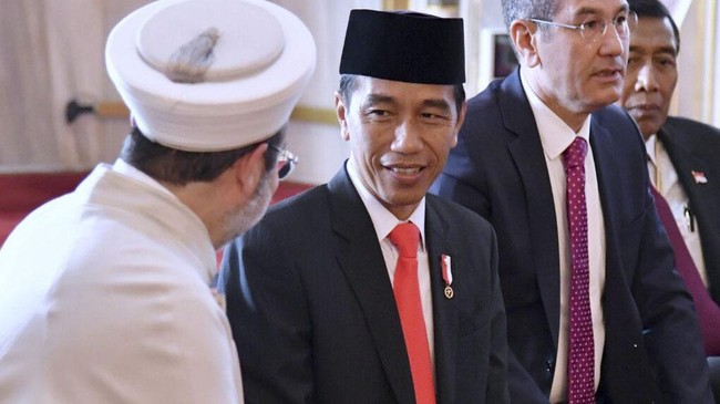 Pesiden Jokowi mengungkapkan bahwa dia tak akan membiarkan lembaga antirasuah KPK diperlemah. 