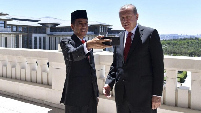 Presiden Jokowi mengutuk keras serangan Israel ke teritori Palestina yang menyebabkan ratusan nyawa warga melayang.