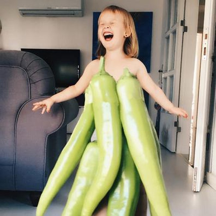 <div>Nggak cuma buat sambal. Di tangan Alya, cabai pun bisa jadi 'gaun' untuk Stefani. (Foto: Instagram/@seasunstefani)</div><div> </div>