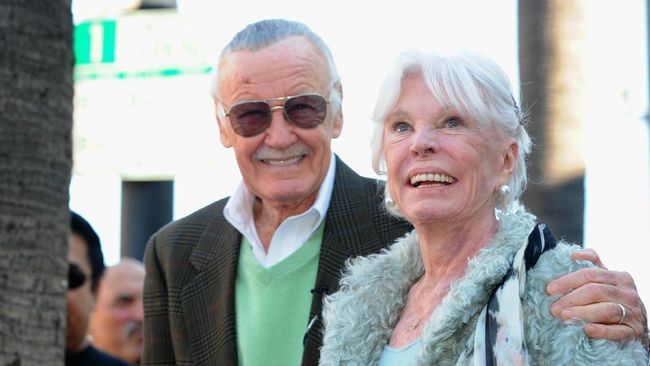Joan Lee, istri dari komikus legendaris Marvel, Stan Lee, meninggal dunia di usia 93 setelah sempat dirawat akibat serangan stroke awal pekan ini.