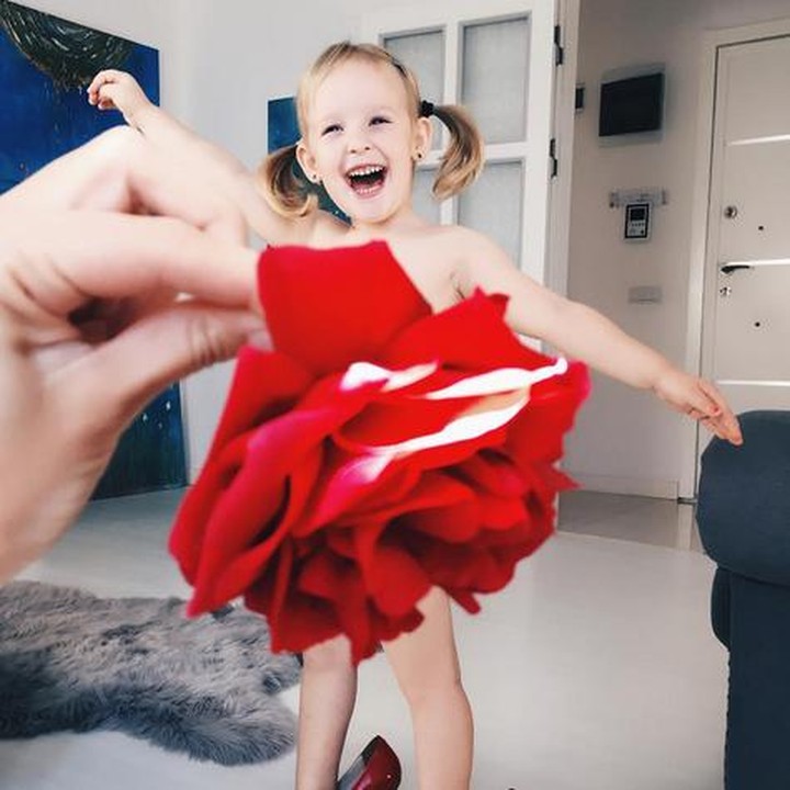 Ditambah high heels merah dengan ekspresi centilnya, Stefani makin manis dengan 'gaun' merah ini. (Foto: Instagram/@seasunstefani)