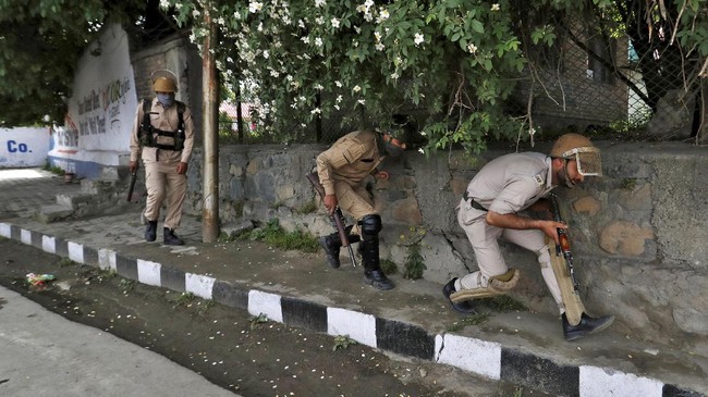 Pemerintah India memutuskan mencabut daerah istimewa dari pemerintah Kashmir sebagai dampak krisis keamanan sejak akhir pekan lalu.